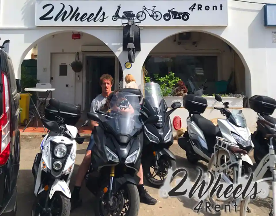 Jasper helping customer at 2Wheels4Rent scooter rental shop in Faro, Algarve